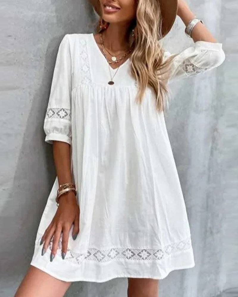 Chic und Stil | Dress Made of Solid Color Lace with V-Neck and Three-Quarter Sleeves