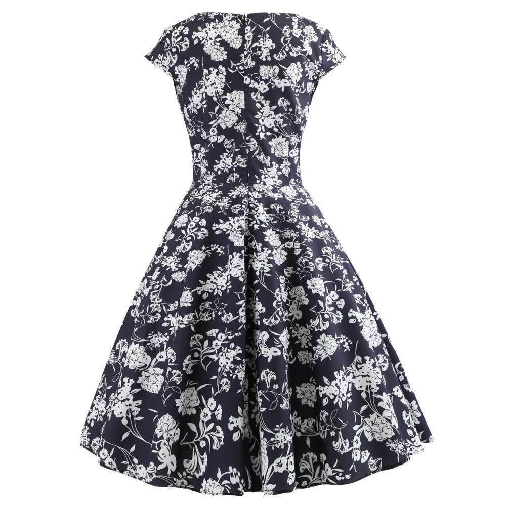 Robe portefeuille pour femmes avec un design floral élégant et une coupe flatteuse Chic & Stil
