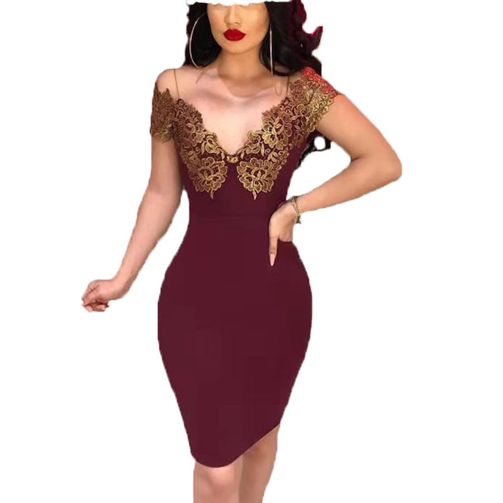 Robe de cocktail élégante pour femmes avec des manches en dentelle artistiques et un décolleté séduisant Chic & Stil