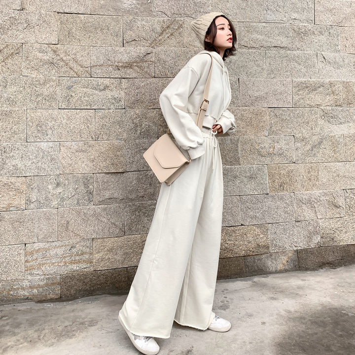Ensemble de vêtements de détente féminin tendance et décontracté avec un sweat à capuche court et un pantalon large Chic & Stil