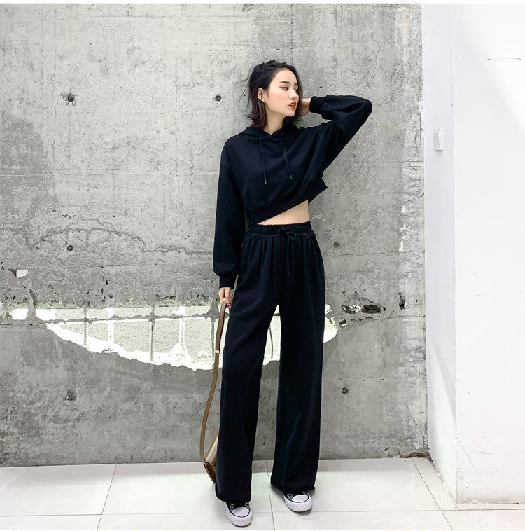 Ensemble de vêtements de détente féminin tendance et décontracté avec un sweat à capuche court et un pantalon large Chic & Stil