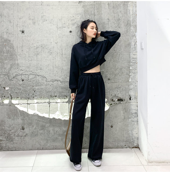 Ensemble de vêtements de détente féminin tendance et décontracté avec un sweat à capuche court et un pantalon large Chic & Stil
