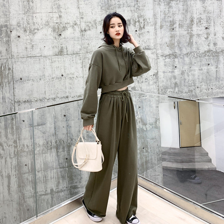 Ensemble de vêtements de détente féminin tendance et décontracté avec un sweat à capuche court et un pantalon large Chic & Stil