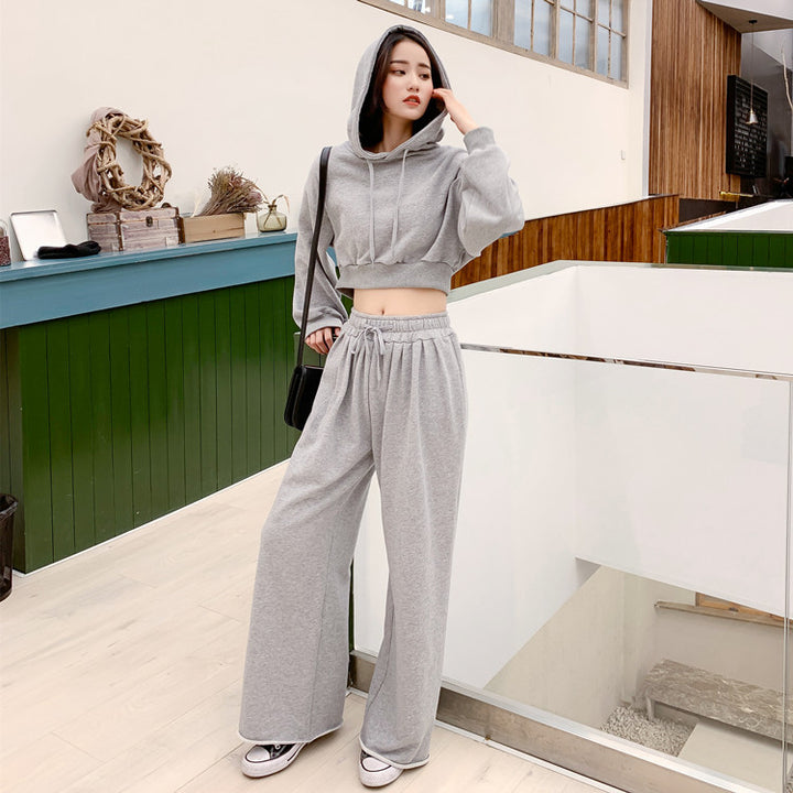 Ensemble de vêtements de détente féminin tendance et décontracté avec un sweat à capuche court et un pantalon large Chic & Stil