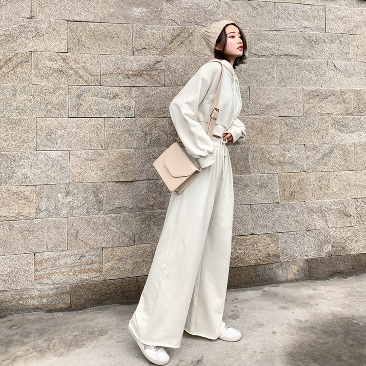 Ensemble de vêtements de détente féminin tendance et décontracté avec un sweat à capuche court et un pantalon large Chic & Stil