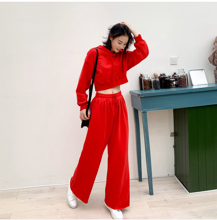Ensemble de vêtements de détente féminin tendance et décontracté avec un sweat à capuche court et un pantalon large Chic & Stil