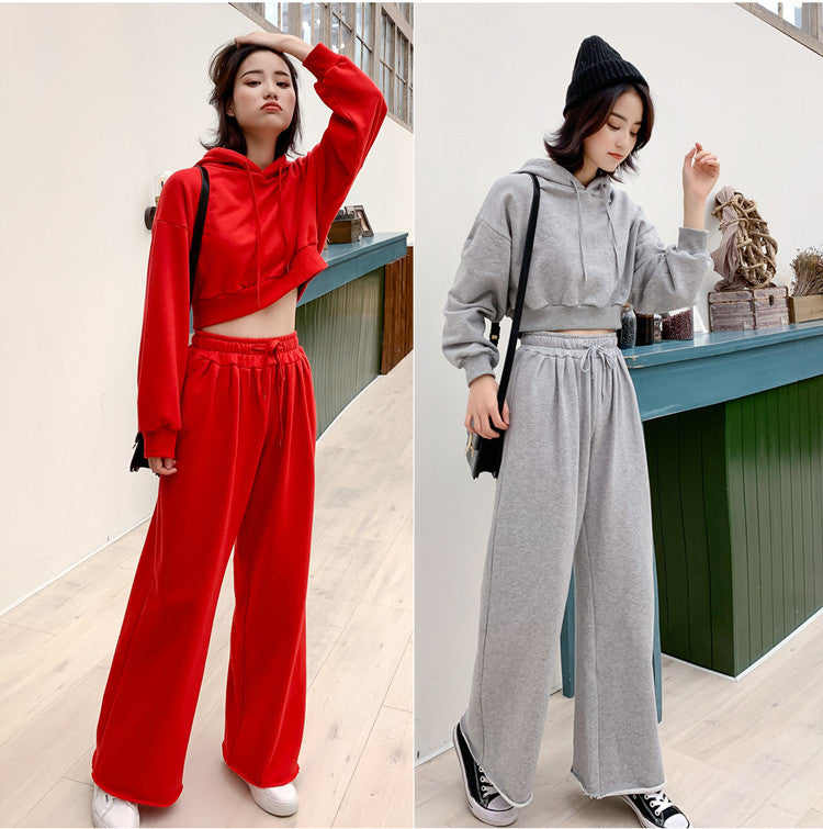 Ensemble de vêtements de détente féminin tendance et décontracté avec un sweat à capuche court et un pantalon large Chic & Stil