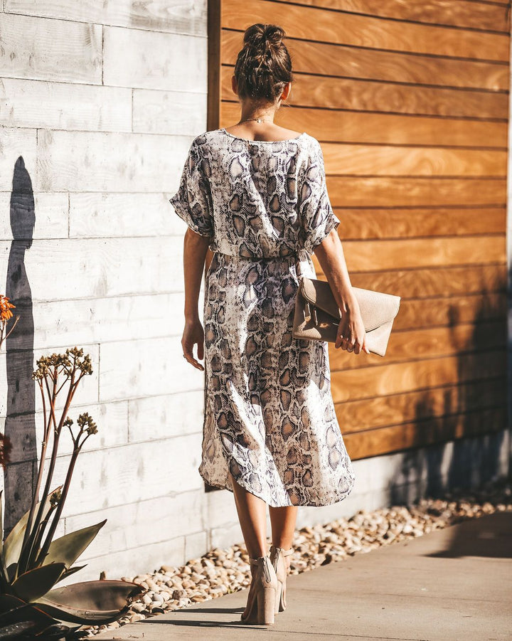 Robe midi pour femmes avec imprimés serpent et taille élastique ajustée Chic & Stil