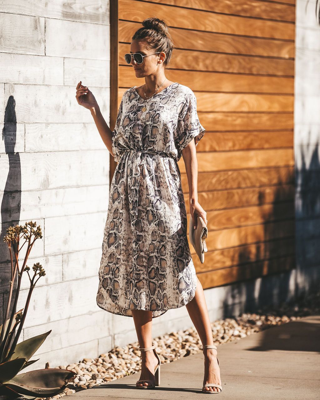 Robe midi pour femmes avec imprimés serpent et taille élastique ajustée Chic & Stil