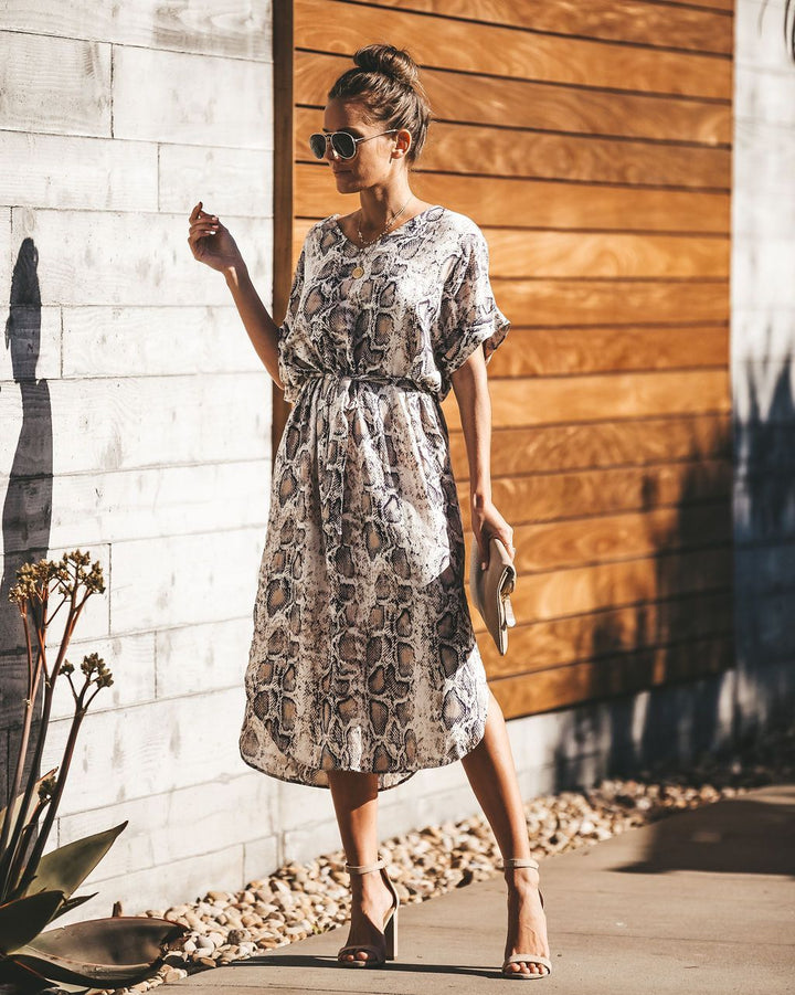 Robe midi pour femmes avec imprimés serpent et taille élastique ajustée Chic & Stil