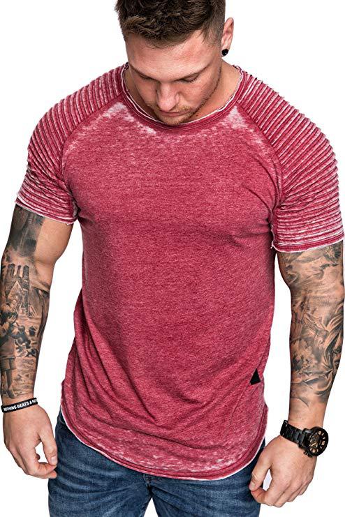 Men's sports t-shirt with a textured shoulder design Chic und Stil