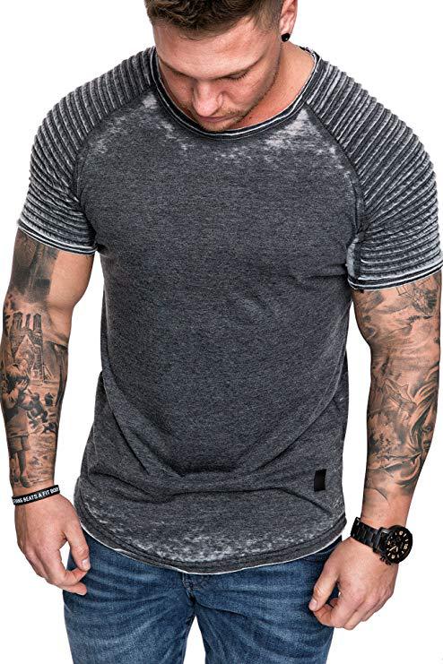 Men's sports t-shirt with a textured shoulder design Chic und Stil