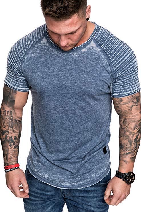 Men's sports t-shirt with a textured shoulder design Chic und Stil