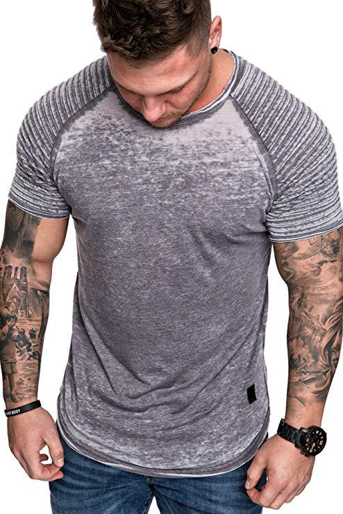 Men's sports t-shirt with a textured shoulder design Chic und Stil
