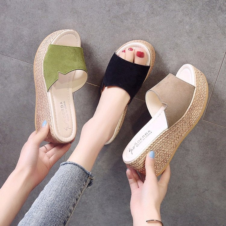 Ladies Wedge Sandals with Modern Cross Design and Non-Slip Sole Chic und Stil