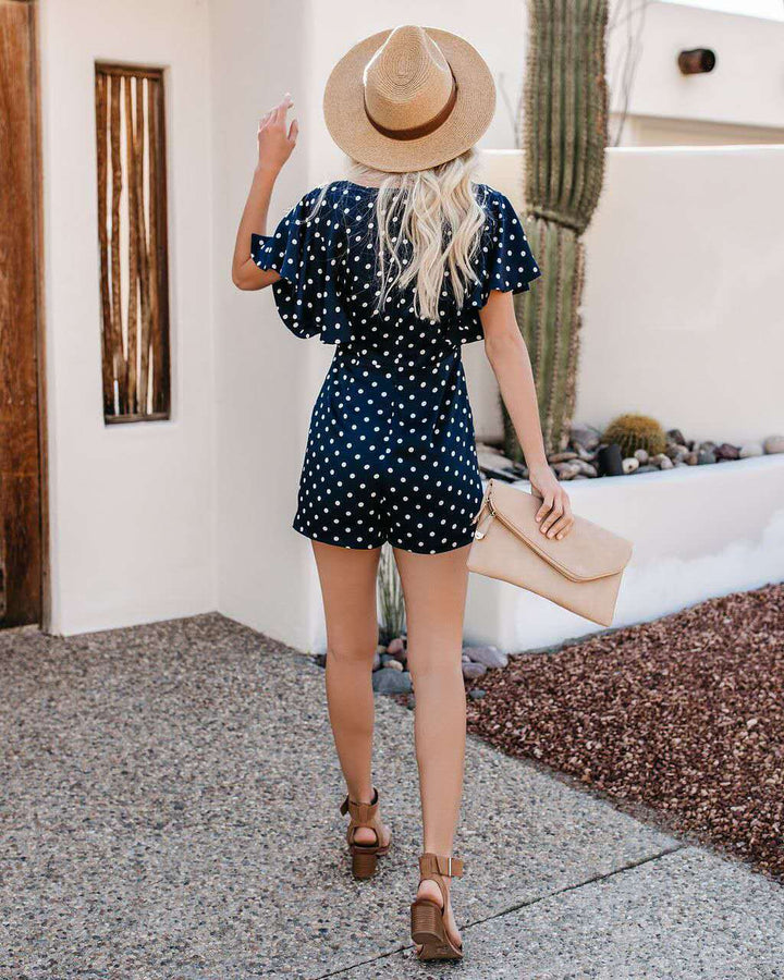 Jumpsuit pour femmes avec un élégant col en V et des détails en volants Chic & Stil