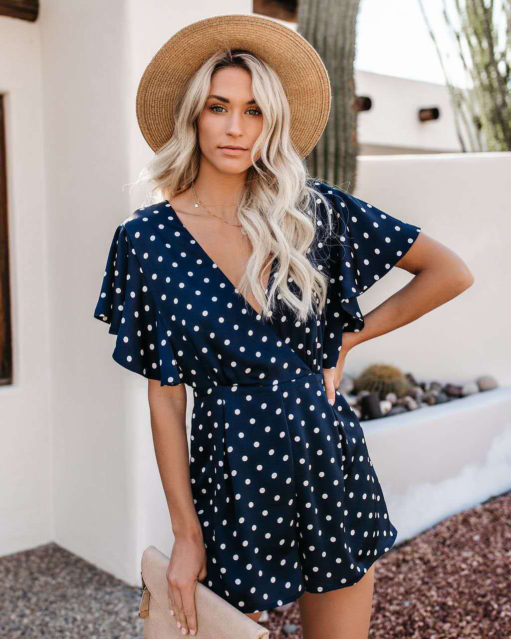 Jumpsuit pour femmes avec un élégant col en V et des détails en volants Chic & Stil