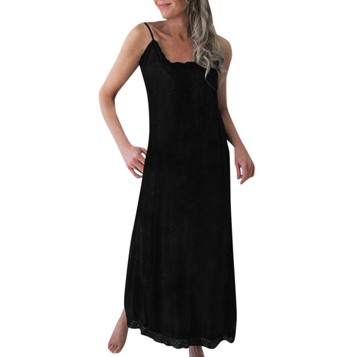 Robe maxi pour femmes avec de fines bretelles spaghetti et une élégante décoration en dentelle Chic & Stil