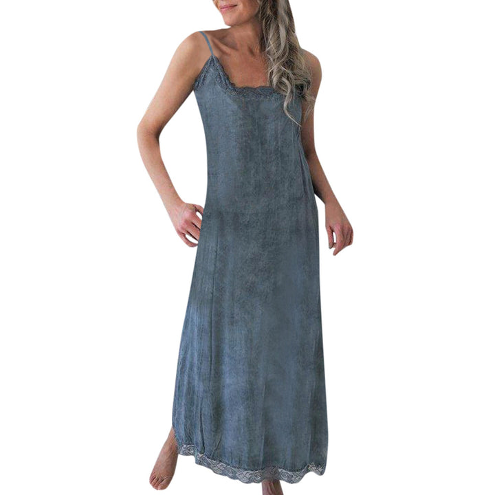 Robe maxi pour femmes avec de fines bretelles spaghetti et une élégante décoration en dentelle Chic & Stil