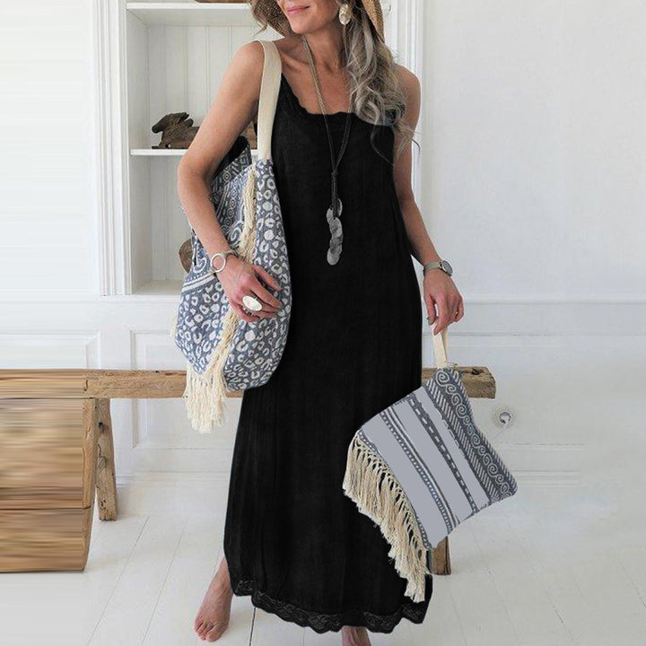Robe maxi pour femmes avec de fines bretelles spaghetti et une élégante décoration en dentelle Chic & Stil