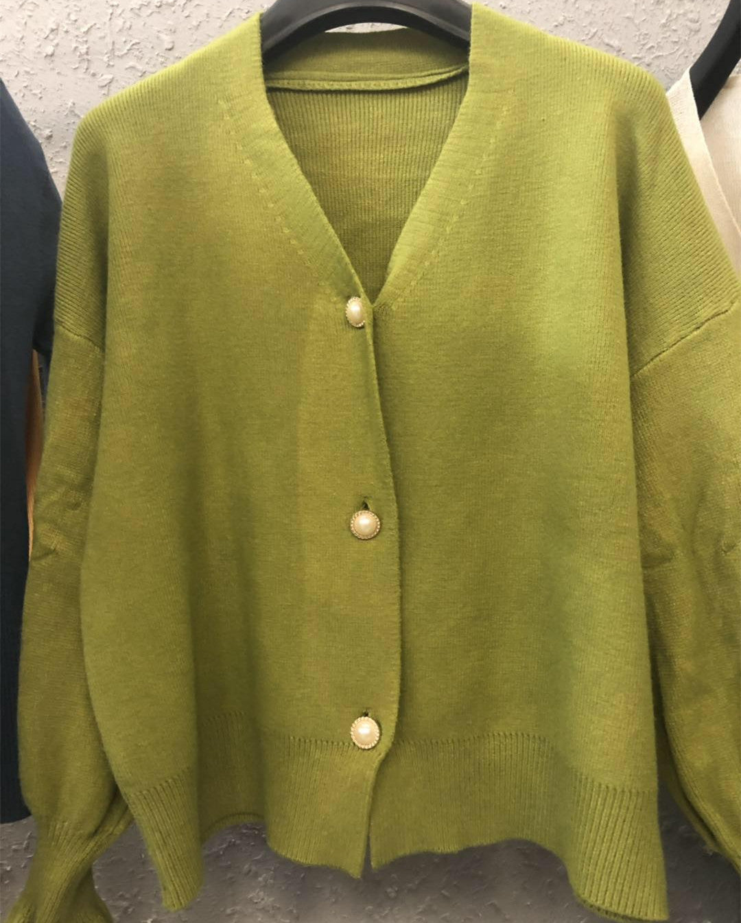 Cardigan pour femmes avec des boutons en perles et coupe ample Chic & Stil