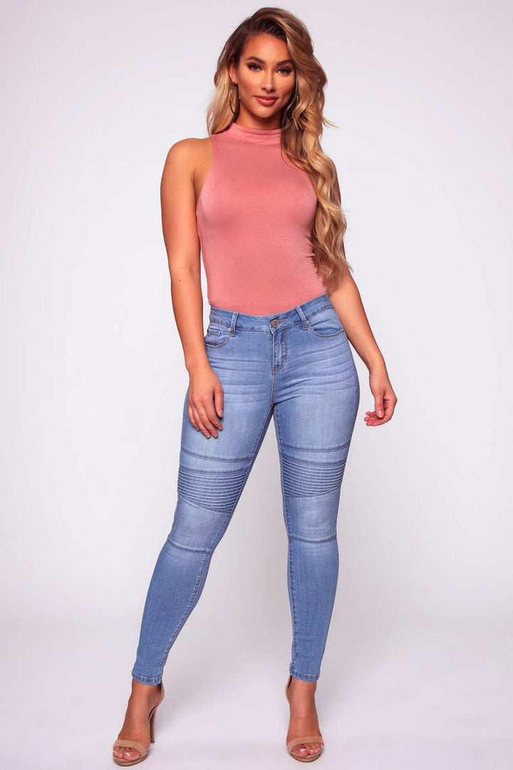 Slim-fit jeans for women with textured waistband and contrasting seams Lune London