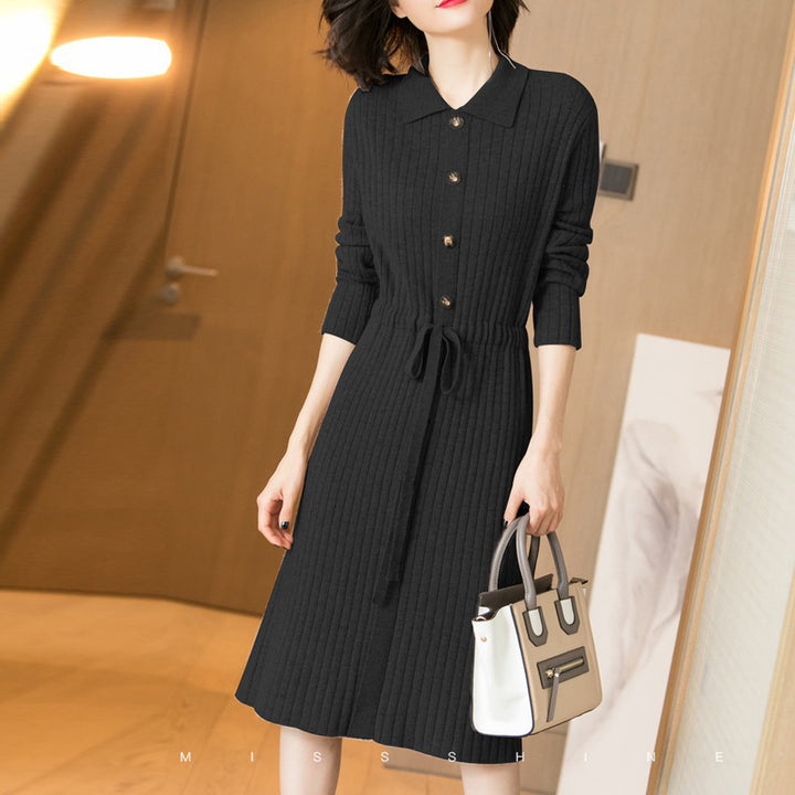 Robe tricotée pour femmes avec patte de boutonnage et ceinture à la taille Chic & Stil