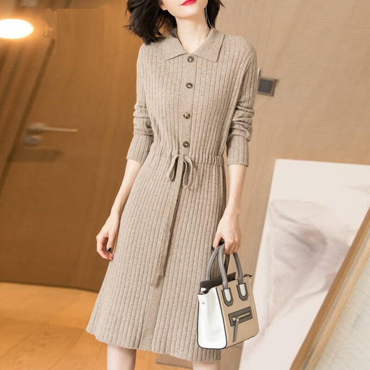 Robe tricotée pour femmes avec patte de boutonnage et ceinture à la taille Chic & Stil