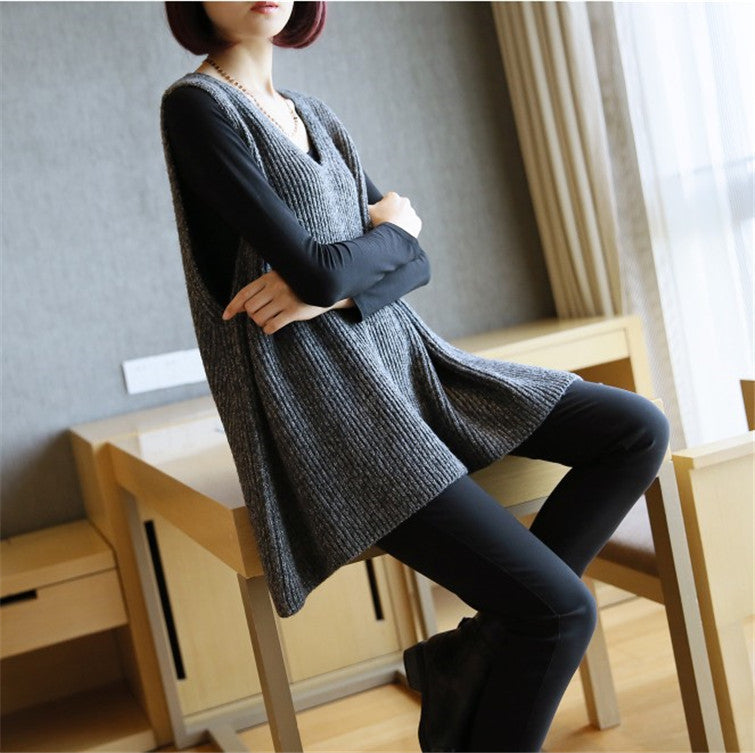 Knit Tank Top Woman with V-neck and Light Silhouette Lune London