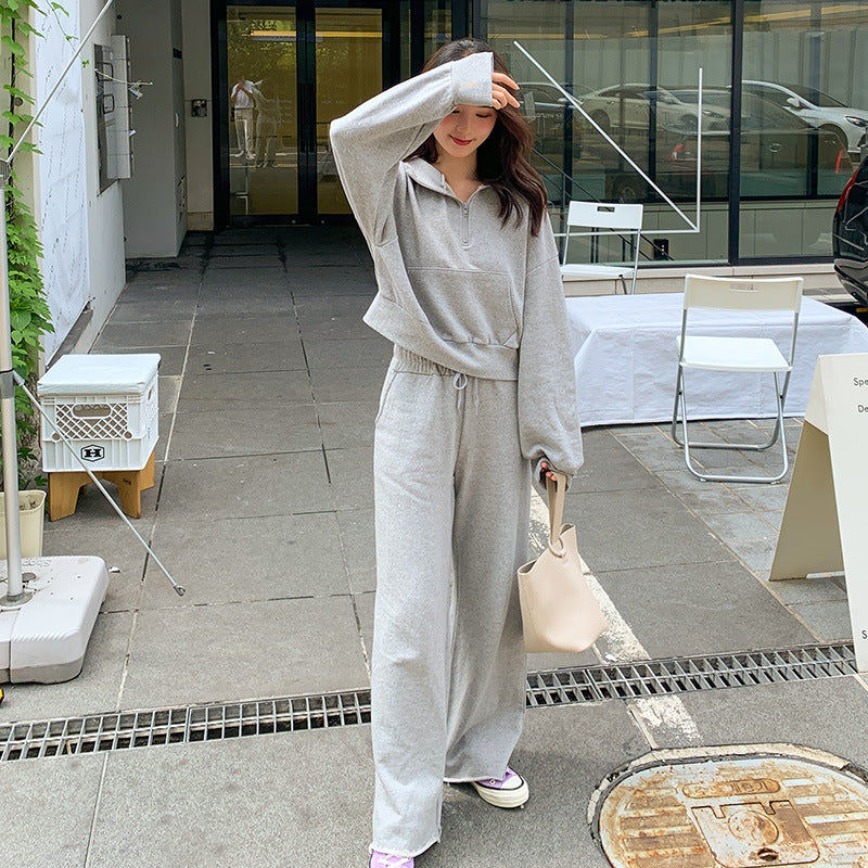 Women’s sporty loungewear set with casual zip top and wide-cut pants Chic & Stil