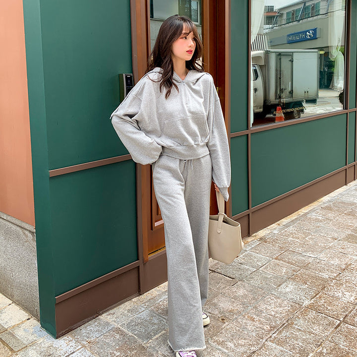Women’s sporty loungewear set with casual zip top and wide-cut pants Chic & Stil