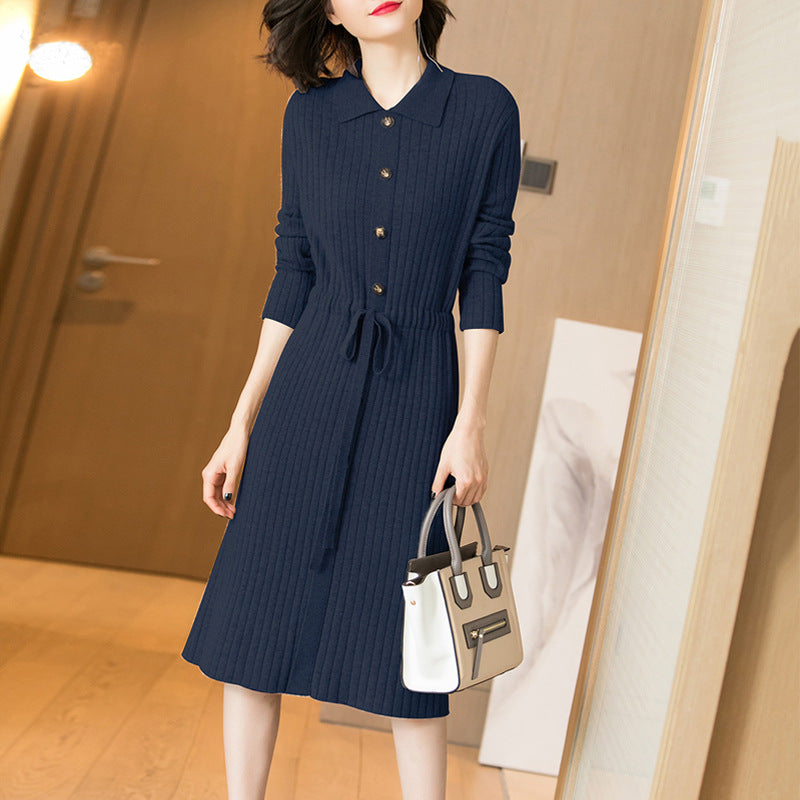Robe tricotée pour femmes avec patte de boutonnage et ceinture à la taille Chic & Stil
