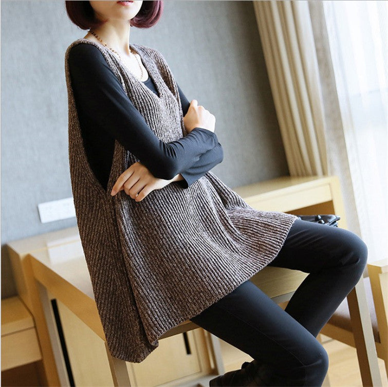 Knit Tank Top Woman with V-neck and Light Silhouette Lune London