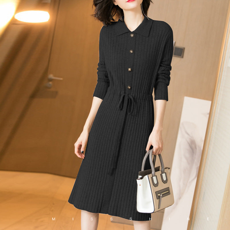 Robe tricotée pour femmes avec patte de boutonnage et ceinture à la taille Chic & Stil
