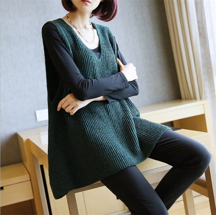 Knit Tank Top Woman with V-neck and Light Silhouette Lune London