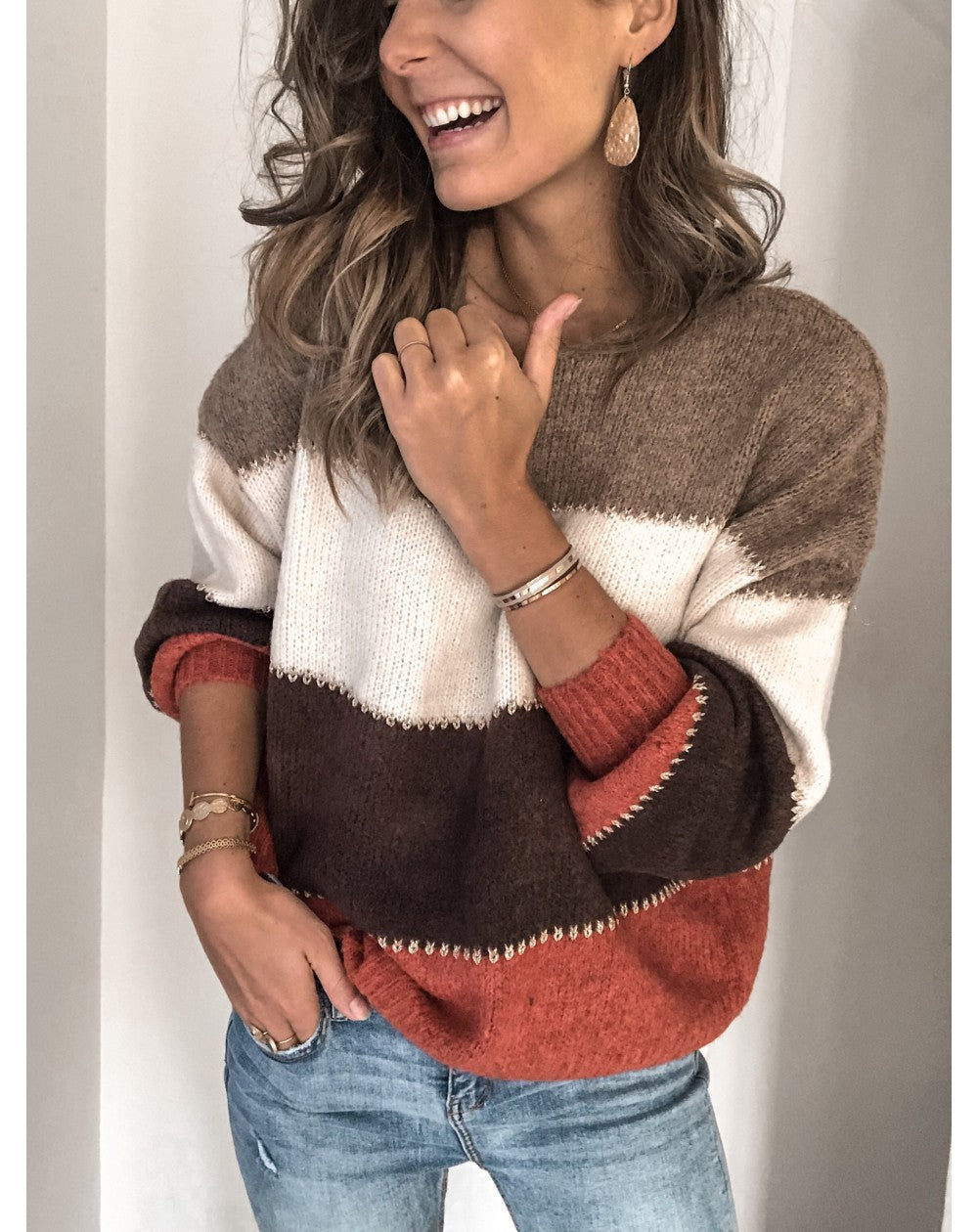 Pull en tricot pour femmes avec un design moderne en blocs de couleurs et une coupe décontractée Chic & Stil