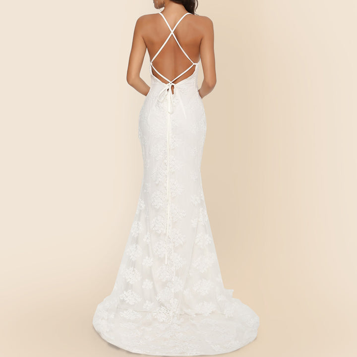 Women elegant fitted wedding dress with delicate lace decoration