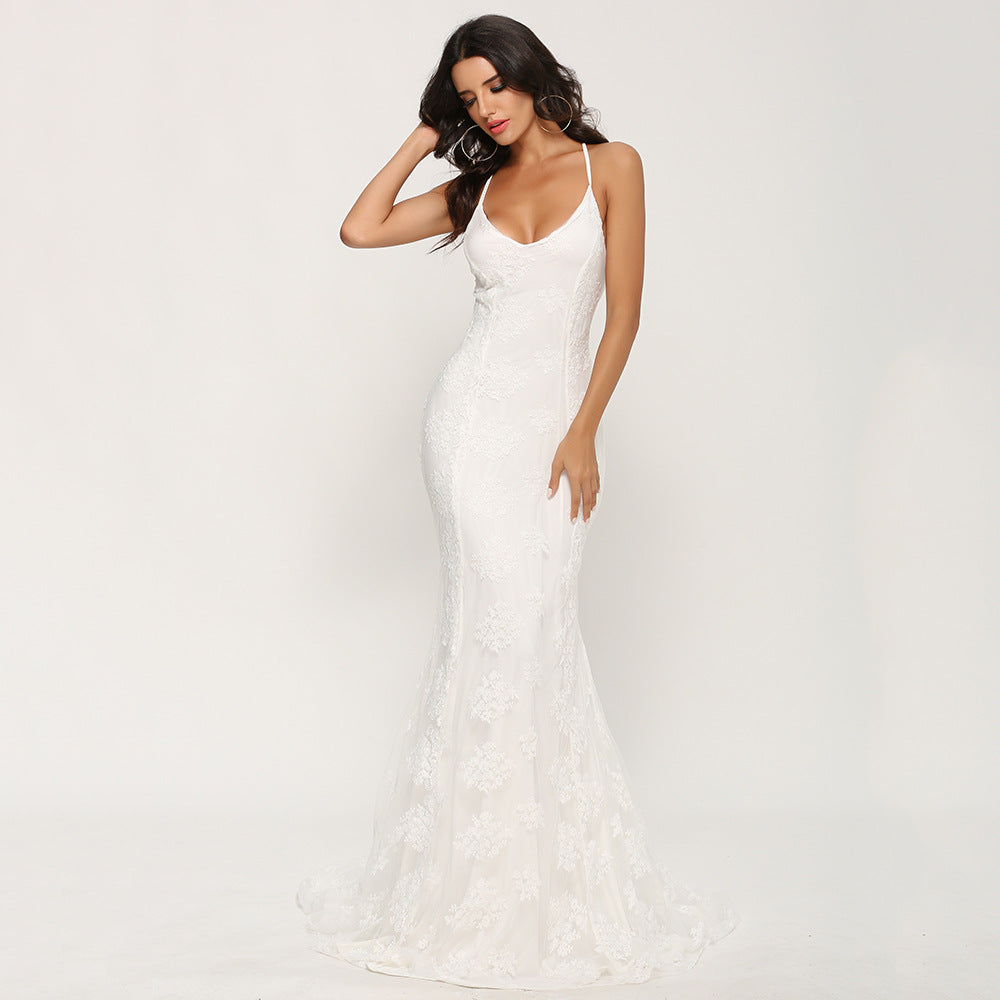 Women elegant fitted wedding dress with delicate lace decoration