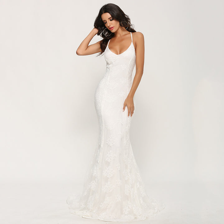Women elegant fitted wedding dress with delicate lace decoration