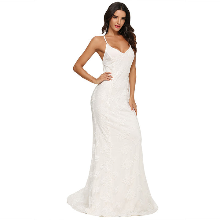 Women elegant fitted wedding dress with delicate lace decoration