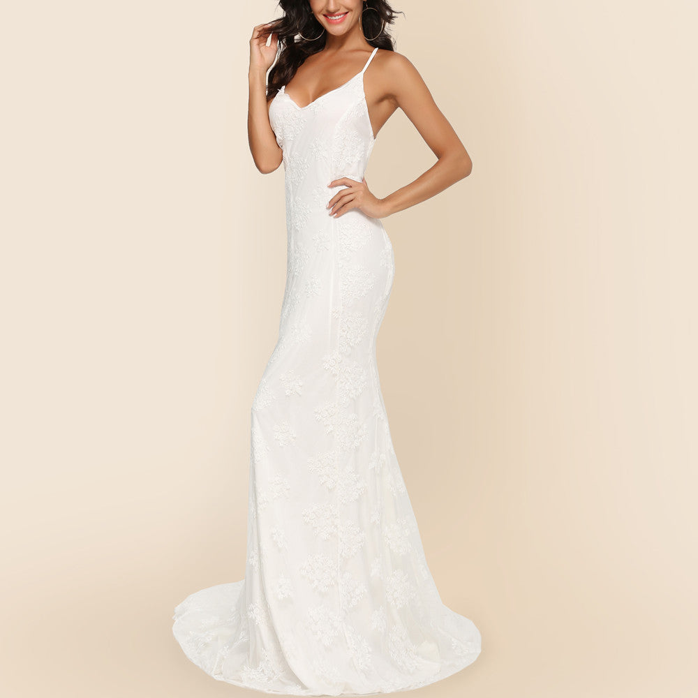 Women elegant fitted wedding dress with delicate lace decoration