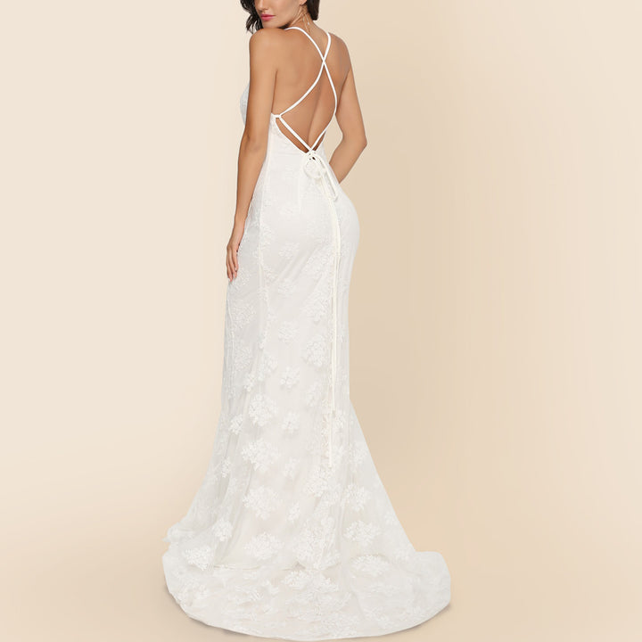 Women elegant fitted wedding dress with delicate lace decoration