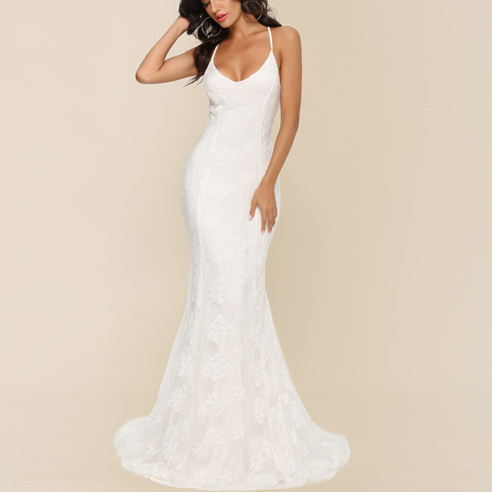 Women elegant fitted wedding dress with delicate lace decoration