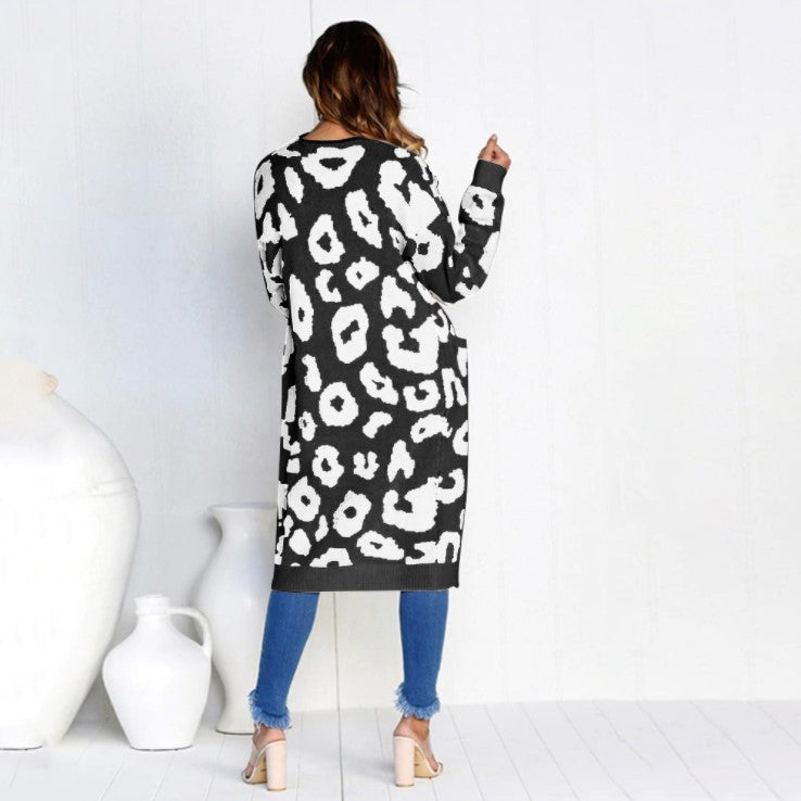 Thick knit cardigan for women with leopard pattern and practical pockets Lune Londonl