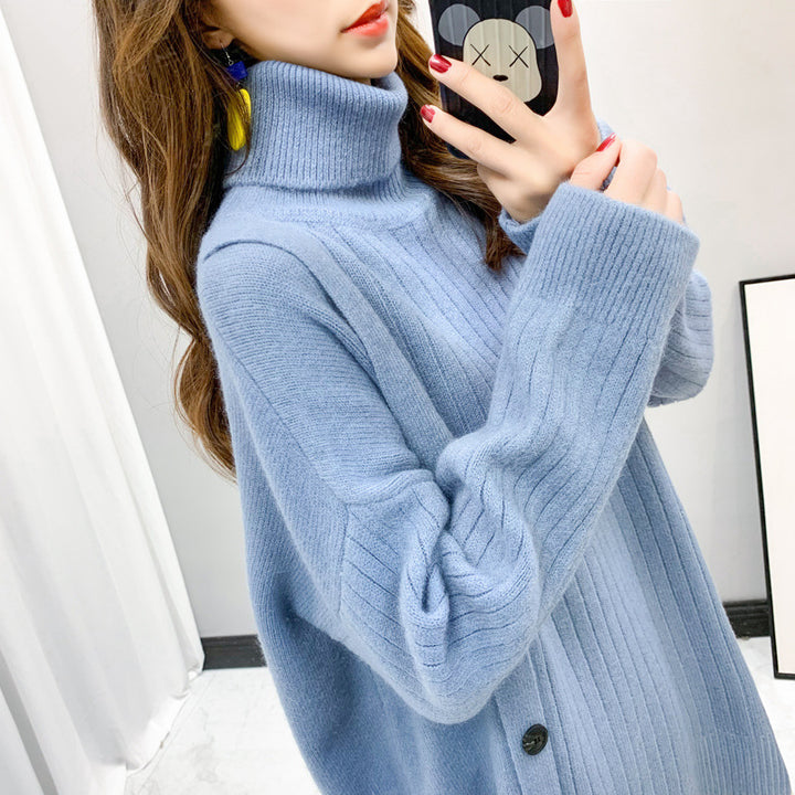 Pull pour femmes à col montant confortable avec détail à boutons Chic & Stil