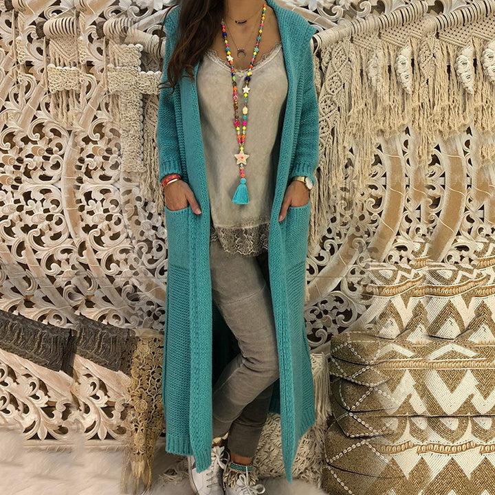 Knitted long sleeve women's coat with hood and pockets Chic und Stil