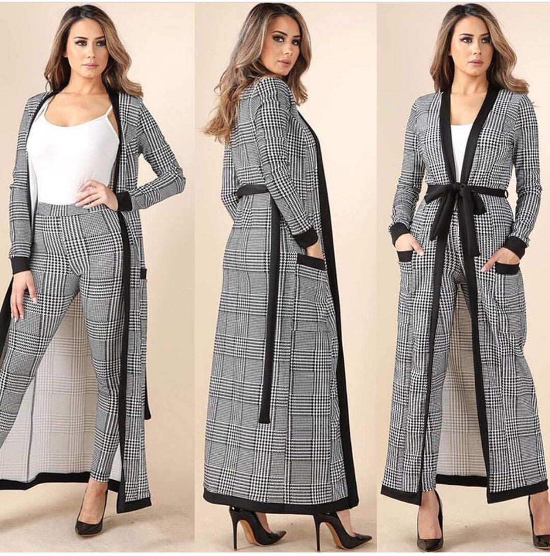 Ladies Long Cardigan with a trendy plaid pattern and practical pockets Lune London