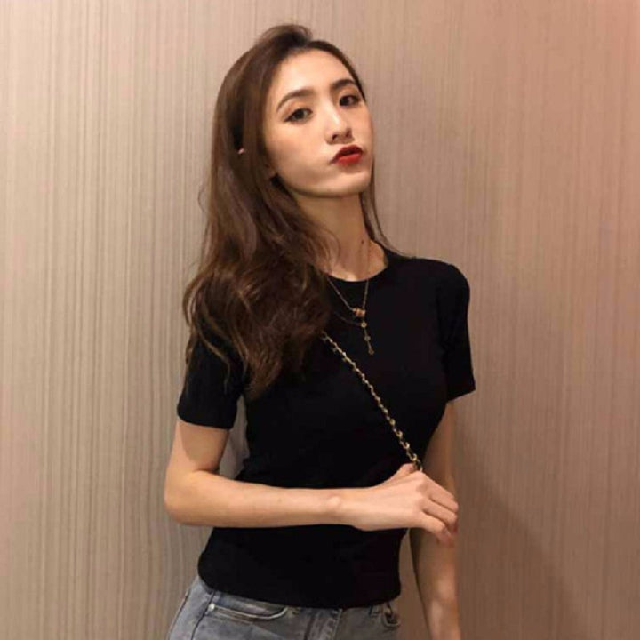 Women's fitted T-shirt with modern round neckline and stretchy fabric Lune London