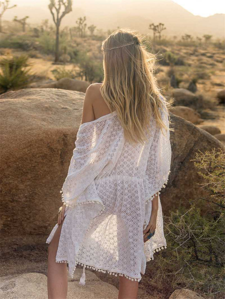 Tunique de plage pour femmes avec des motifs en crochet délicats et des pompons Chic & Stil
