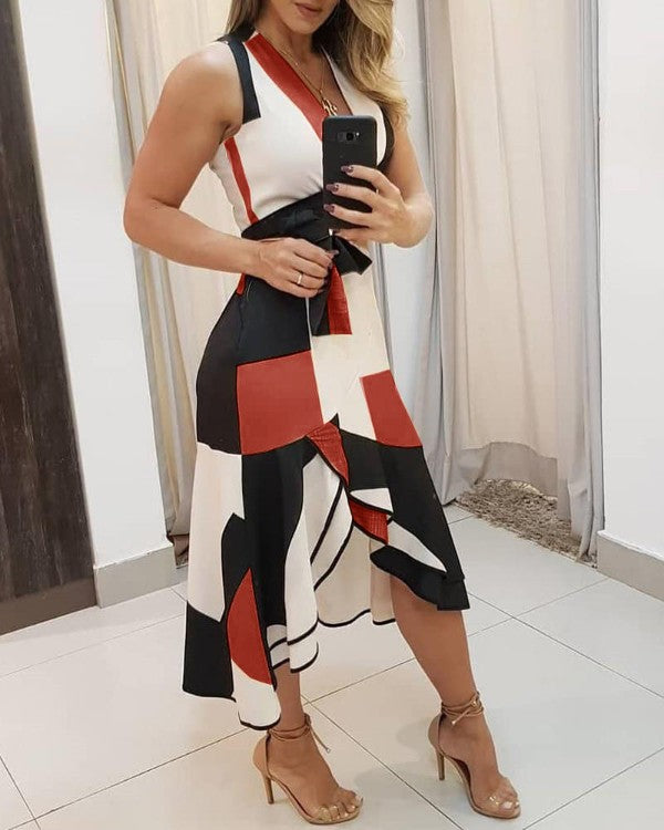 Robe portefeuille femme avec motif graphique moderne et détail de ceinture Chic & Stil